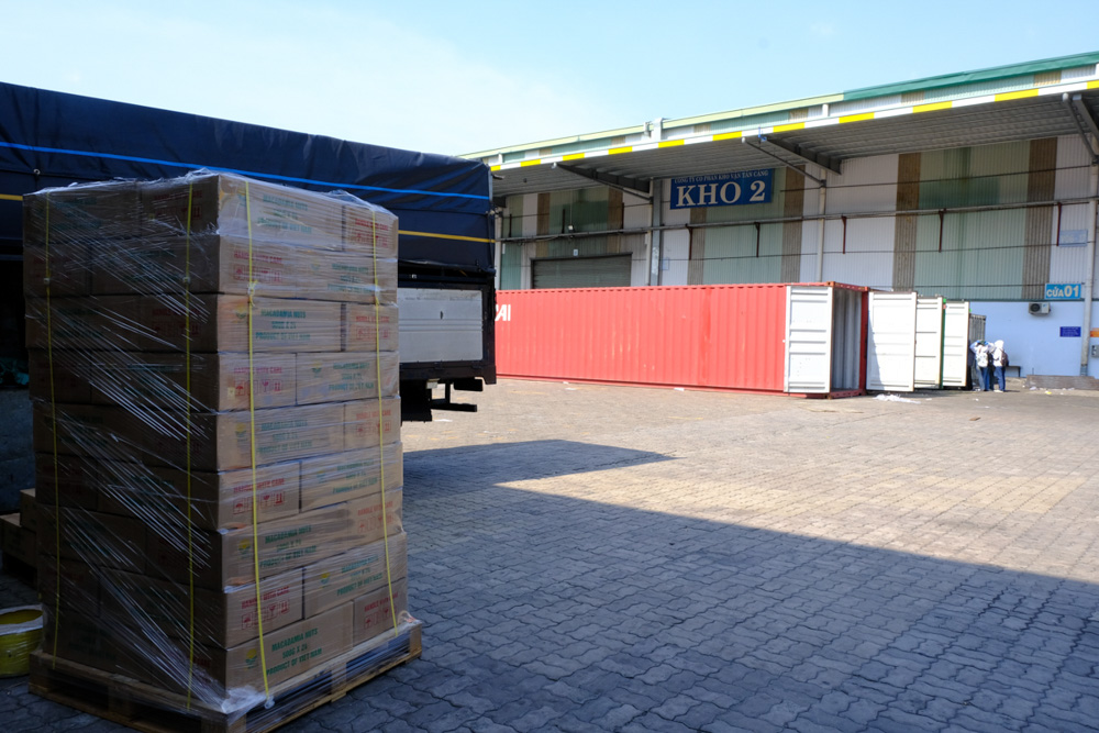 ベトナムのマカダミアナッツ加工工場